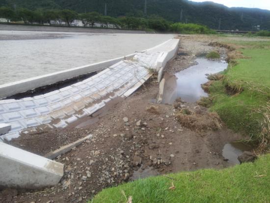 ファイル名: 20120620_174921.jpg
ファイルサイズ: 295.6KB
→クリックで元のサイズを表示 20120620_174921